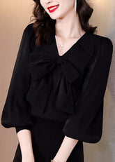 Schwarze Seidenbluse mit Schleife und V-Ausschnitt, lange Ärmel